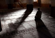 130-127-matteo-vegetti-turkey-man-alone-in-mosque-with-his-shadow.jpg